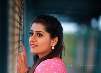 Sarayu Mohan Instagram - എന്നെക്കാൾ സന്തോഷം ഉള്ള ഉടുപ്പ് 😍 Thank u so much @lepapillonkochi5 boutique for this adipoli dress. @jishhmayam thanku for suitable make up @nithin_dartz :letz click more😍
