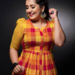 Sarayu Mohan Instagram - മഞ്ഞ ഉടുപ്പ് ഇട്ടാൽ, മഞ്ഞ നിറം കണ്ടാൽ സന്തോഷം വരണവരുണ്ടോ? കാര്യം കറുപ്പും വെള്ളേം ആണ് മ്മടെ കക്ഷികൾ എങ്കിലും മഞ്ഞച്ചാൽ എനിക്ക് സന്തോഷം വരും... ആഹ്ലാദപ്പിൻ... ആഹ്ലാദപ്പിൻ! @meeramax_makeupartist @chakitha_designs @meeramax_academy @deepak__divakaran