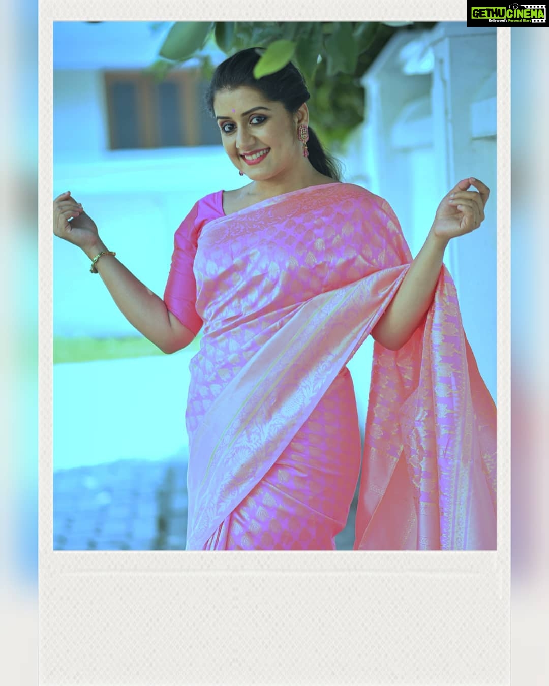 Sarayu Mohan Instagram - Girl in me missed pink and woman in me won't miss any chance to meet her love-saree!♥️ Beautiful saree from @naksha._.online Mua @meeramax_makeupartist @aju_bhuvanendran Thanks to @meeramax_academy Palarivattom