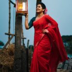 Sarayu Mohan Instagram - ചെമ്മാനം നിലിച്ചിട്ടും നിന്നെയോർത്തു നിന്ന് ചുവന്ന ഞാൻ! ചന്തം ചുവപ്പിൽ എന്നുനീ ചൊന്നതിൽ പിന്നെയിവൾ ചെമ്പരത്തി പൂപോൽ ചുവപ്പിലൊരുങ്ങി♥️ @deepak__divakaran clicks Makeup,hair, styling, my girl @meeramax_makeupartist @clad in @vesh_busha Thanks to @meeramax_academy Kadamakkudy