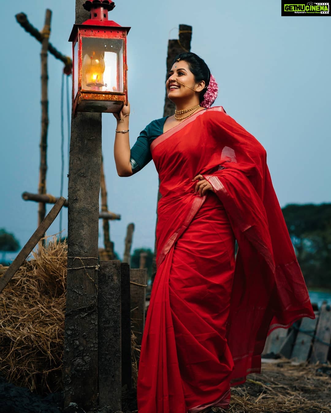 Sarayu Mohan Instagram - ചെമ്മാനം നിലിച്ചിട്ടും നിന്നെയോർത്തു നിന്ന് ചുവന്ന ഞാൻ! ചന്തം ചുവപ്പിൽ എന്നുനീ ചൊന്നതിൽ പിന്നെയിവൾ ചെമ്പരത്തി പൂപോൽ ചുവപ്പിലൊരുങ്ങി♥️ @deepak__divakaran clicks Makeup,hair, styling, my girl @meeramax_makeupartist @clad in @vesh_busha Thanks to @meeramax_academy Kadamakkudy