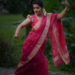 Sarayu Mohan Instagram - അറിവും അക്ഷരങ്ങളും നൽവഴി കാണിക്കട്ടെ...ചിത്തവും ഹൃദയവും കനിവുള്ളതാകട്ടേ.... വിജയദശമി ആശംസകൾ♥️ Clicks:@hareeshplamackal Dance#vijayadhashami#saree# Chottanikkara, India