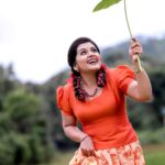 Sarayu Mohan Instagram - ഈ പുഴയും കടന്ന് സിനിമ കണ്ടപ്പോഴാണ് പാവാടയും ബ്ലൗസും വേണമെന്ന ആഗ്രഹം കുഞ്ഞുമനസ്സിൽ തോന്നിയത്.... പിന്നെ വാശിയുടെയും അലറികരച്ചിലിന്റെയും മുഖം വീർപ്പിച്ചു നടക്കലിന്റെയും ദിവസങ്ങൾ... സമരം വിജയം കണ്ടു, പച്ചാളത്ത്, സിന്ദൂരം ടെസ്റ്റിസിൽ നിന്ന് ഓറഞ്ച് ബ്ലൗസും നീല പാവാടയും അമ്മ വാങ്ങി തന്നു... പിന്നെ മഞ്ജുവാര്യർ അടുക്കളയിലും മുറിയിലും എല്ലാം കാക്കകറുമ്പൻ കണ്ടാൽ കുറുമ്പൻ എന്ന് പാടി നടപ്പായി...സ്കൂളിൽ അതിട്ട് പാട്ടുപാടി (അന്ന് ഞാൻ പാട്ടുകാരിയും ആയിരുന്നു, പിന്നീട് മറ്റുള്ളവരോട് ചെയ്യുന്ന ക്രൂരതയുടെ ആഴം മനസിലാക്കി ഞാൻ സ്വയം ആ പരിപാടി നിർത്തി ) പാവാടയും ബ്ലൗസും വേറെ കുറേ വന്നു, സ്വപ്നത്തിൽ പോലും വിചാരിക്കാത്ത അത്ര ഡ്രെസ്സുകൾ കൈയ്യിൽ വന്ന് ചേർന്നു, മഞ്ജു ചേച്ചി വീണ്ടും സിനിമയിൽ എത്തി, ഞാനും കറങ്ങിതിരിഞ്ഞു സിനിമയുടെ ഓരത്ത് ചെന്നെത്തി, സിനിമകളിൽ, ഓണം ഫോട്ടോഷൂട്ടുകളിൽ പല നിറങ്ങളിൽ പാവാടയും ബ്ലൗസ്സുകളും ഇട്ടു, എന്നാലും ഓറഞ്ച് ബ്ലൗസ് കാണുമ്പോൾ ഒരിഷ്ടമാണ്, ആദ്യമായി സ്വന്തമായതിനോടുള്ള ഒരു ഇഷ്ടമുണ്ടല്ലോ, ലത്.... ഓരോരോ ഭ്രാന്തുകൾ! @appukrishphotography @krishphotography_cherpulassery @abilashchicku