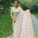 Sarayu Mohan Instagram – Simple things makes me happy!
Here is a beautiful simple shimmer georgette salwar in pastel green with floral duppatta.
Thank u somuch @lushque_online designer boutique for this gift…thank u Kavitha for sending my kinda one!❤️ Panampilly Nagar