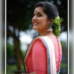 Sarayu Mohan Instagram - അഷ്ടമിരോഹിണി നാളിലെൻ മനസ്സൊരു മുഗ്ധ വൃന്ദാവനമായി മാറിയെങ്കിൽ.... ♥️ @ishnadesigns @mangalyakasav love for this beautiful soft pure handloom saree... U gifted absolute my kind of pick! @hareeshplamackal thank u dear for this amazing clicks @navahcollections the jumka lover in me is soo satisfied and happy.. Thank u @meeramax_makeupartist my constant, my comfort zone and my confidence...umma