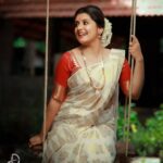 Sarayu Mohan Instagram - ഓണം ഓർമകളിൽ തങ്ങി നിൽക്കുകയാണ്... ഒത്തിരി സന്തോഷത്തിന്റെ ഓണക്കാലം... ഒരുമയുടെ ഓണം... ഇന്ന് ഉള്ളിലാണ് ഓണം!ഉള്ളതിൽ ആണ് ഓണം....ഓണക്കാലം വന്നെത്തിയത് നല്ല കാലത്തിന്റെ ഒരുപിടി പൂക്കളുമായി ആവട്ടെ...വിരിയട്ടെ ആ പൂക്കളിൽ ഇനിയുള്ള നാളുകളിൻ വസന്തം.... ഓണാശംസകൾ.. Click:Dearest @jilappi MUA:my happy soul @meeramax_makeupartist Location@pranayakulam Costume:me me me!