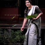 Sarayu Mohan Instagram – ചിങ്ങം പുലരുമ്പോൾ നല്ല നാളെയുടെ പ്രതീക്ഷകൾ കൂടെ വിരിയുകയാണ്…
നന്മകളും നല്ല കാഴ്ചകളും നിറയട്ടെ നാടൊട്ടുക്ക്… 
പുതുവത്സരാശംസകൾ ♥️

MUA, Stylist :@abilashchicku thank u so much dear
Costume:@thebrandstorebyfebitha
, @ruuhbythebrandstore @krishphotography_cherpulassery, Thank u dear for these snapz
@appukrishphotography
Thank u @sreepriya_prakash Cherpulassery