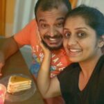 Sarayu Mohan Instagram - വർഷങ്ങൾ കഴിയുംതോറും നിന്നോടുള്ള പ്രണയത്തിന്റെ തീവ്രത കൂടുന്നത് അതിലുമേറെ ഞാൻ നിന്നിലെ സുഹൃത്തിനെ സ്നേഹിക്കുന്നത് കൊണ്ടാണ്.... ജീവിതം സ്വപ്നം പോൽ സുന്ദരമാക്കിയ എൻ്റെ ബെസ്റ്റ് ഫ്രണ്ടിന്, അന്തർമുഖത്തിന്റെ ആദ്യതലത്തിനപ്പുറം അടുപ്പമുള്ള കൂടിച്ചേരലുകളിലെ അലമ്പന്, സിനിമാപ്രാന്തന്, കലൂർക്ക് പോയ എന്നേം കൊണ്ട് വാ ഊട്ടിക്ക് പോകാം ന്നും പറഞ്ഞ് നിന്ന നിൽപ്പിൽ വണ്ടി വിട്ട യാത്രാകിറുക്കന്, ഒരായിരം ജന്മദിനാശംസകൾ... കൂടുതൽ യാത്രകളിലേക്ക്,ഇഷ്ടങ്ങളിലേക്ക് നീങ്ങട്ടെ ഈ വർഷം.... പിറന്നാൾ ഉമ്മകൾ.....