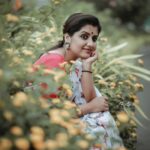 Sarayu Mohan Instagram - മിഴി നട്ട് കാത്തിരുന്നീ മലരിതളിൻ കൂടെ♥️ Saree love#casual#happiness#kochi# @dy___bbuk @chakitha_designs