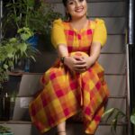 Sarayu Mohan Instagram - മഞ്ഞ ഉടുപ്പ് ഇട്ടാൽ, മഞ്ഞ നിറം കണ്ടാൽ സന്തോഷം വരണവരുണ്ടോ? കാര്യം കറുപ്പും വെള്ളേം ആണ് മ്മടെ കക്ഷികൾ എങ്കിലും മഞ്ഞച്ചാൽ എനിക്ക് സന്തോഷം വരും... ആഹ്ലാദപ്പിൻ... ആഹ്ലാദപ്പിൻ! @meeramax_makeupartist @chakitha_designs @meeramax_academy @deepak__divakaran