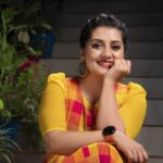 Sarayu Mohan Instagram - മഞ്ഞ ഉടുപ്പ് ഇട്ടാൽ, മഞ്ഞ നിറം കണ്ടാൽ സന്തോഷം വരണവരുണ്ടോ? കാര്യം കറുപ്പും വെള്ളേം ആണ് മ്മടെ കക്ഷികൾ എങ്കിലും മഞ്ഞച്ചാൽ എനിക്ക് സന്തോഷം വരും... ആഹ്ലാദപ്പിൻ... ആഹ്ലാദപ്പിൻ! @meeramax_makeupartist @chakitha_designs @meeramax_academy @deepak__divakaran