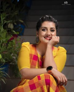 Sarayu Mohan Instagram - മഞ്ഞ ഉടുപ്പ് ഇട്ടാൽ, മഞ്ഞ നിറം കണ്ടാൽ സന്തോഷം വരണവരുണ്ടോ? കാര്യം കറുപ്പും വെള്ളേം ആണ് മ്മടെ കക്ഷികൾ എങ്കിലും മഞ്ഞച്ചാൽ എനിക്ക് സന്തോഷം വരും... ആഹ്ലാദപ്പിൻ... ആഹ്ലാദപ്പിൻ! @meeramax_makeupartist @chakitha_designs @meeramax_academy @deepak__divakaran