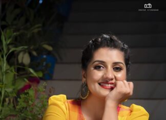 Sarayu Mohan Instagram - മഞ്ഞ ഉടുപ്പ് ഇട്ടാൽ, മഞ്ഞ നിറം കണ്ടാൽ സന്തോഷം വരണവരുണ്ടോ? കാര്യം കറുപ്പും വെള്ളേം ആണ് മ്മടെ കക്ഷികൾ എങ്കിലും മഞ്ഞച്ചാൽ എനിക്ക് സന്തോഷം വരും... ആഹ്ലാദപ്പിൻ... ആഹ്ലാദപ്പിൻ! @meeramax_makeupartist @chakitha_designs @meeramax_academy @deepak__divakaran