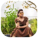Sarayu Mohan Instagram - Simple frock, minimal makeup and clickkkkkk! Knee length floral frock from @chakitha_designs @meeramax_makeupartist make-up @pkp_photography__ click Queens Way Kochi