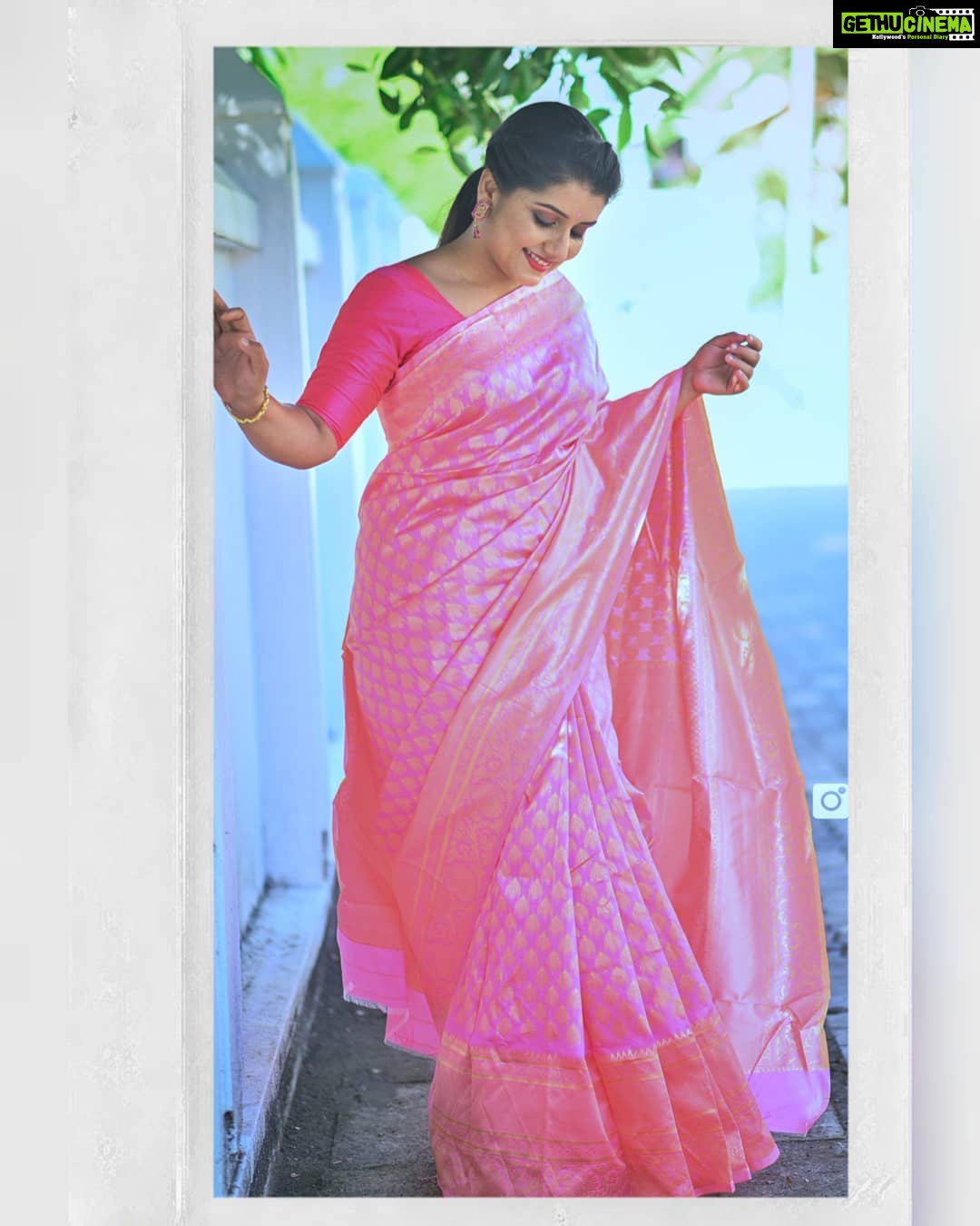 Sarayu Mohan Instagram - Girl in me missed pink and woman in me won't miss any chance to meet her love-saree!♥️ Beautiful saree from @naksha._.online Mua @meeramax_makeupartist @aju_bhuvanendran Thanks to @meeramax_academy Palarivattom