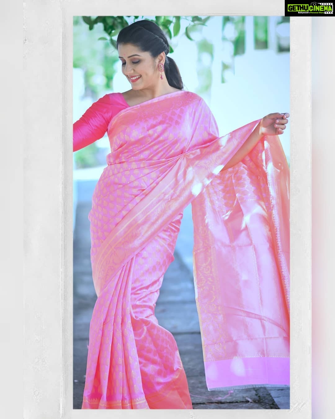 Sarayu Mohan Instagram - Girl in me missed pink and woman in me won't miss any chance to meet her love-saree!♥️ Beautiful saree from @naksha._.online Mua @meeramax_makeupartist @aju_bhuvanendran Thanks to @meeramax_academy Palarivattom