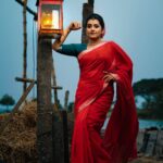 Sarayu Mohan Instagram - ചെമ്മാനം നിലിച്ചിട്ടും നിന്നെയോർത്തു നിന്ന് ചുവന്ന ഞാൻ! ചന്തം ചുവപ്പിൽ എന്നുനീ ചൊന്നതിൽ പിന്നെയിവൾ ചെമ്പരത്തി പൂപോൽ ചുവപ്പിലൊരുങ്ങി♥️ @deepak__divakaran clicks Makeup,hair, styling, my girl @meeramax_makeupartist @clad in @vesh_busha Thanks to @meeramax_academy Kadamakkudy
