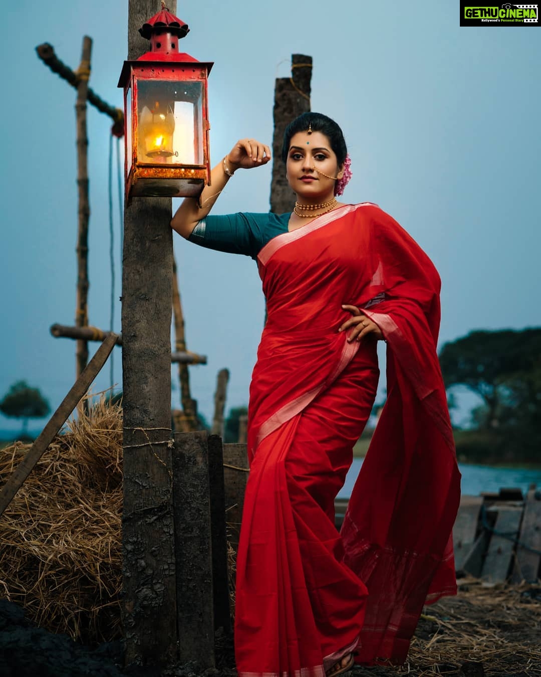 Sarayu Mohan Instagram - ചെമ്മാനം നിലിച്ചിട്ടും നിന്നെയോർത്തു നിന്ന് ചുവന്ന ഞാൻ! ചന്തം ചുവപ്പിൽ എന്നുനീ ചൊന്നതിൽ പിന്നെയിവൾ ചെമ്പരത്തി പൂപോൽ ചുവപ്പിലൊരുങ്ങി♥️ @deepak__divakaran clicks Makeup,hair, styling, my girl @meeramax_makeupartist @clad in @vesh_busha Thanks to @meeramax_academy Kadamakkudy