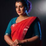 Sarayu Mohan Instagram - ചെമ്മാനം നിലിച്ചിട്ടും നിന്നെയോർത്തു നിന്ന് ചുവന്ന ഞാൻ! ചന്തം ചുവപ്പിൽ എന്നുനീ ചൊന്നതിൽ പിന്നെയിവൾ ചെമ്പരത്തി പൂപോൽ ചുവപ്പിലൊരുങ്ങി♥️ @deepak__divakaran clicks Makeup,hair, styling, my girl @meeramax_makeupartist @clad in @vesh_busha Thanks to @meeramax_academy Kadamakkudy
