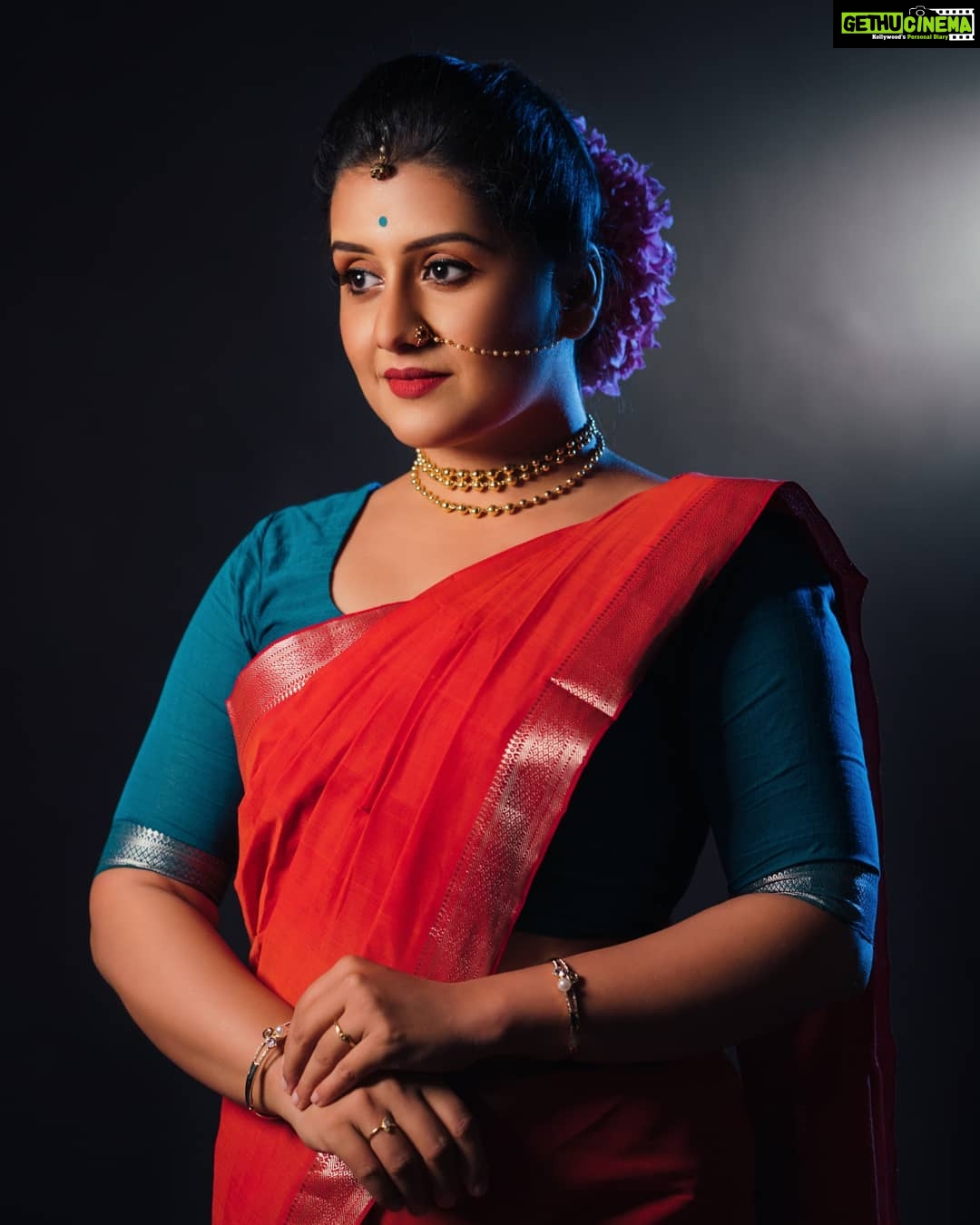 Sarayu Mohan Instagram - ചെമ്മാനം നിലിച്ചിട്ടും നിന്നെയോർത്തു നിന്ന് ചുവന്ന ഞാൻ! ചന്തം ചുവപ്പിൽ എന്നുനീ ചൊന്നതിൽ പിന്നെയിവൾ ചെമ്പരത്തി പൂപോൽ ചുവപ്പിലൊരുങ്ങി♥️ @deepak__divakaran clicks Makeup,hair, styling, my girl @meeramax_makeupartist @clad in @vesh_busha Thanks to @meeramax_academy Kadamakkudy