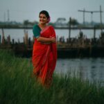 Sarayu Mohan Instagram - ചെമ്മാനം നിലിച്ചിട്ടും നിന്നെയോർത്തു നിന്ന് ചുവന്ന ഞാൻ! ചന്തം ചുവപ്പിൽ എന്നുനീ ചൊന്നതിൽ പിന്നെയിവൾ ചെമ്പരത്തി പൂപോൽ ചുവപ്പിലൊരുങ്ങി♥️ @deepak__divakaran clicks Makeup,hair, styling, my girl @meeramax_makeupartist @clad in @vesh_busha Thanks to @meeramax_academy Kadamakkudy