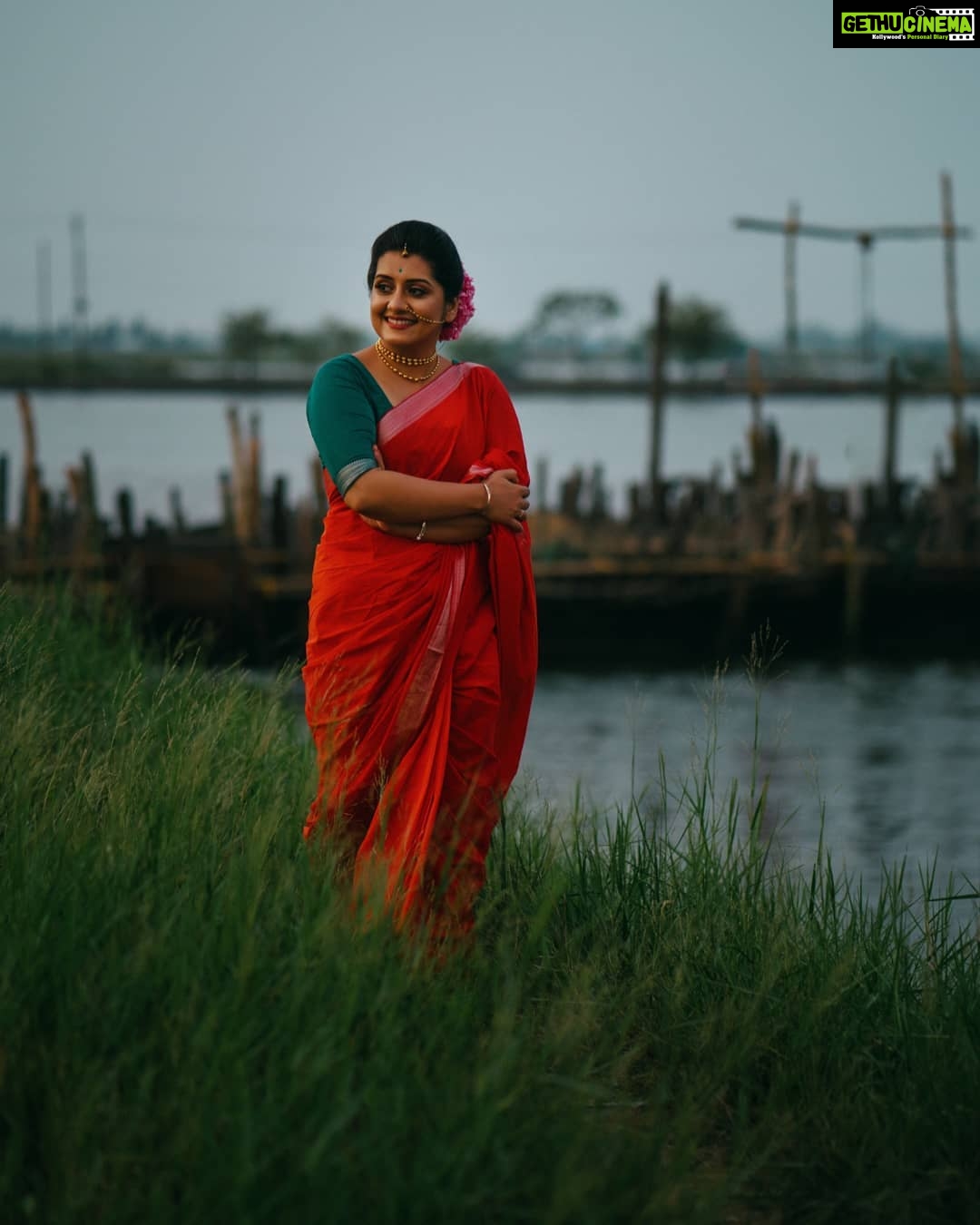 Sarayu Mohan Instagram - ചെമ്മാനം നിലിച്ചിട്ടും നിന്നെയോർത്തു നിന്ന് ചുവന്ന ഞാൻ! ചന്തം ചുവപ്പിൽ എന്നുനീ ചൊന്നതിൽ പിന്നെയിവൾ ചെമ്പരത്തി പൂപോൽ ചുവപ്പിലൊരുങ്ങി♥️ @deepak__divakaran clicks Makeup,hair, styling, my girl @meeramax_makeupartist @clad in @vesh_busha Thanks to @meeramax_academy Kadamakkudy