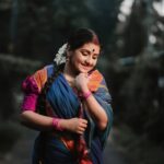 Sarayu Mohan Instagram - എൻ വീട്ടു തോട്ടത്തിൽ പൂവല്ലാം കേട്ട്പ്പാർ 🥰😀 With @meeramax_makeupartist Click @kunjippaaru To watch shooting video, behind scenes check my YouTube channel.channel link in bio. Paravur