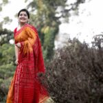 Sarayu Mohan Instagram – അലസമൊരു പുടവയിൽ അടക്കം മൂളിയൊരു പാട്ടിൽ  അറിയാതെ വന്നതും അരികിൽ നിന്നുനീ നിറയേ പുണർന്നതിൻ നിനവുകൾ ♥️

Never ending love for soft cotton sarees #bright shade this time#
Beautiful gift from @vesh_busha
 Clicks @amalshajiphotography Chottanikkara, India