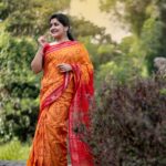 Sarayu Mohan Instagram - അലസമൊരു പുടവയിൽ അടക്കം മൂളിയൊരു പാട്ടിൽ അറിയാതെ വന്നതും അരികിൽ നിന്നുനീ നിറയേ പുണർന്നതിൻ നിനവുകൾ ♥️ Never ending love for soft cotton sarees #bright shade this time# Beautiful gift from @vesh_busha Clicks @amalshajiphotography Chottanikkara, India