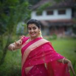 Sarayu Mohan Instagram - അറിവും അക്ഷരങ്ങളും നൽവഴി കാണിക്കട്ടെ...ചിത്തവും ഹൃദയവും കനിവുള്ളതാകട്ടേ.... വിജയദശമി ആശംസകൾ♥️ Clicks:@hareeshplamackal Dance#vijayadhashami#saree# Chottanikkara, India