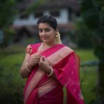 Sarayu Mohan Instagram - അറിവും അക്ഷരങ്ങളും നൽവഴി കാണിക്കട്ടെ...ചിത്തവും ഹൃദയവും കനിവുള്ളതാകട്ടേ.... വിജയദശമി ആശംസകൾ♥️ Clicks:@hareeshplamackal Dance#vijayadhashami#saree# Chottanikkara, India