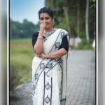 Sarayu Mohan Instagram - കറുപ്പ് ♥️ @hareeshplamackal clicks @parinay_collections set mund @navahcollections neck piece and earrings Mua:njan thanne😬