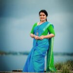 Sarayu Mohan Instagram - നീലാകാശത്തിന് കീഴെ നീലച്ച ഞാൻ! സാരി പ്രേമം ♥️ @thebrandstorebyfebitha saree @jilappi @meeramax_makeupartist @abilashchicku thank u🥰 Vypin, Kochi