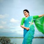 Sarayu Mohan Instagram - നീലാകാശത്തിന് കീഴെ നീലച്ച ഞാൻ! സാരി പ്രേമം ♥️ @thebrandstorebyfebitha saree @jilappi @meeramax_makeupartist @abilashchicku thank u🥰 Vypin, Kochi