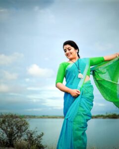 Sarayu Mohan Instagram - നീലാകാശത്തിന് കീഴെ നീലച്ച ഞാൻ! സാരി പ്രേമം ♥️ @thebrandstorebyfebitha saree @jilappi @meeramax_makeupartist @abilashchicku thank u🥰 Vypin, Kochi