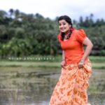 Sarayu Mohan Instagram - ഈ പുഴയും കടന്ന് സിനിമ കണ്ടപ്പോഴാണ് പാവാടയും ബ്ലൗസും വേണമെന്ന ആഗ്രഹം കുഞ്ഞുമനസ്സിൽ തോന്നിയത്.... പിന്നെ വാശിയുടെയും അലറികരച്ചിലിന്റെയും മുഖം വീർപ്പിച്ചു നടക്കലിന്റെയും ദിവസങ്ങൾ... സമരം വിജയം കണ്ടു, പച്ചാളത്ത്, സിന്ദൂരം ടെസ്റ്റിസിൽ നിന്ന് ഓറഞ്ച് ബ്ലൗസും നീല പാവാടയും അമ്മ വാങ്ങി തന്നു... പിന്നെ മഞ്ജുവാര്യർ അടുക്കളയിലും മുറിയിലും എല്ലാം കാക്കകറുമ്പൻ കണ്ടാൽ കുറുമ്പൻ എന്ന് പാടി നടപ്പായി...സ്കൂളിൽ അതിട്ട് പാട്ടുപാടി (അന്ന് ഞാൻ പാട്ടുകാരിയും ആയിരുന്നു, പിന്നീട് മറ്റുള്ളവരോട് ചെയ്യുന്ന ക്രൂരതയുടെ ആഴം മനസിലാക്കി ഞാൻ സ്വയം ആ പരിപാടി നിർത്തി ) പാവാടയും ബ്ലൗസും വേറെ കുറേ വന്നു, സ്വപ്നത്തിൽ പോലും വിചാരിക്കാത്ത അത്ര ഡ്രെസ്സുകൾ കൈയ്യിൽ വന്ന് ചേർന്നു, മഞ്ജു ചേച്ചി വീണ്ടും സിനിമയിൽ എത്തി, ഞാനും കറങ്ങിതിരിഞ്ഞു സിനിമയുടെ ഓരത്ത് ചെന്നെത്തി, സിനിമകളിൽ, ഓണം ഫോട്ടോഷൂട്ടുകളിൽ പല നിറങ്ങളിൽ പാവാടയും ബ്ലൗസ്സുകളും ഇട്ടു, എന്നാലും ഓറഞ്ച് ബ്ലൗസ് കാണുമ്പോൾ ഒരിഷ്ടമാണ്, ആദ്യമായി സ്വന്തമായതിനോടുള്ള ഒരു ഇഷ്ടമുണ്ടല്ലോ, ലത്.... ഓരോരോ ഭ്രാന്തുകൾ! @appukrishphotography @krishphotography_cherpulassery @abilashchicku