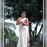 Sarayu Mohan Instagram - അഷ്ടമിരോഹിണി നാളിലെൻ മനസ്സൊരു മുഗ്ധ വൃന്ദാവനമായി മാറിയെങ്കിൽ.... ♥️ @ishnadesigns @mangalyakasav love for this beautiful soft pure handloom saree... U gifted absolute my kind of pick! @hareeshplamackal thank u dear for this amazing clicks @navahcollections the jumka lover in me is soo satisfied and happy.. Thank u @meeramax_makeupartist my constant, my comfort zone and my confidence...umma