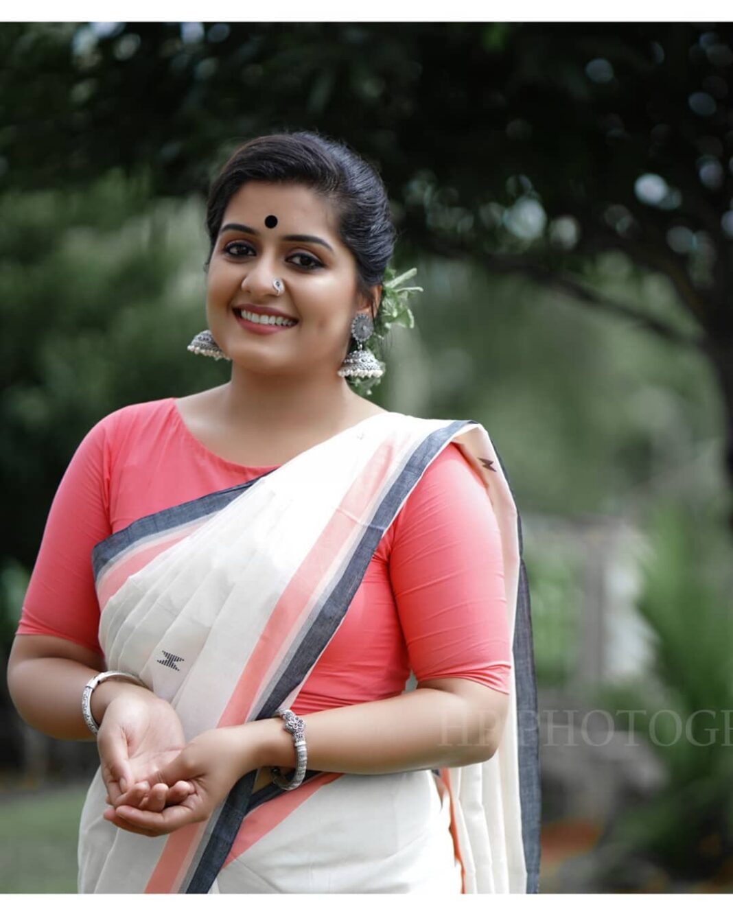 Sarayu Mohan Instagram - അഷ്ടമിരോഹിണി നാളിലെൻ മനസ്സൊരു മുഗ്ധ വൃന്ദാവനമായി മാറിയെങ്കിൽ.... ♥️ @ishnadesigns @mangalyakasav love for this beautiful soft pure handloom saree... U gifted absolute my kind of pick! @hareeshplamackal thank u dear for this amazing clicks @navahcollections the jumka lover in me is soo satisfied and happy.. Thank u @meeramax_makeupartist my constant, my comfort zone and my confidence...umma