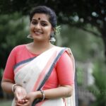 Sarayu Mohan Instagram - അഷ്ടമിരോഹിണി നാളിലെൻ മനസ്സൊരു മുഗ്ധ വൃന്ദാവനമായി മാറിയെങ്കിൽ.... ♥️ @ishnadesigns @mangalyakasav love for this beautiful soft pure handloom saree... U gifted absolute my kind of pick! @hareeshplamackal thank u dear for this amazing clicks @navahcollections the jumka lover in me is soo satisfied and happy.. Thank u @meeramax_makeupartist my constant, my comfort zone and my confidence...umma