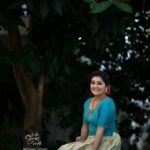 Sarayu Mohan Instagram - നാളെന്നും ഓണമാവേണം... നാമോന്നിച്ചിരിക്കേണം.... നാലുപാടും പോയിടാതെ നേരോടെ നല്ലത് ചെയ്കയാൽ..... Shoot for @welcome_talents . Click @insta_stories_of_sarath . Costumes/Ornaments @ganga_priyadarsini Finger ring:@be_trendy_be_you_ . Make Over @blooms.makeover . Video @kannandas__ . Media Partner @keralaphotogallery