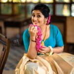 Sarayu Mohan Instagram - നാളെന്നും ഓണമാവേണം... നാമോന്നിച്ചിരിക്കേണം.... നാലുപാടും പോയിടാതെ നേരോടെ നല്ലത് ചെയ്കയാൽ..... Shoot for @welcome_talents . Click @insta_stories_of_sarath . Costumes/Ornaments @ganga_priyadarsini Finger ring:@be_trendy_be_you_ . Make Over @blooms.makeover . Video @kannandas__ . Media Partner @keralaphotogallery