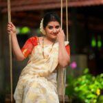 Sarayu Mohan Instagram - ഓണം ഓർമകളിൽ തങ്ങി നിൽക്കുകയാണ്... ഒത്തിരി സന്തോഷത്തിന്റെ ഓണക്കാലം... ഒരുമയുടെ ഓണം... ഇന്ന് ഉള്ളിലാണ് ഓണം!ഉള്ളതിൽ ആണ് ഓണം....ഓണക്കാലം വന്നെത്തിയത് നല്ല കാലത്തിന്റെ ഒരുപിടി പൂക്കളുമായി ആവട്ടെ...വിരിയട്ടെ ആ പൂക്കളിൽ ഇനിയുള്ള നാളുകളിൻ വസന്തം.... ഓണാശംസകൾ.. Click:Dearest @jilappi MUA:my happy soul @meeramax_makeupartist Location@pranayakulam Costume:me me me!