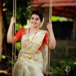 Sarayu Mohan Instagram - ഓണം ഓർമകളിൽ തങ്ങി നിൽക്കുകയാണ്... ഒത്തിരി സന്തോഷത്തിന്റെ ഓണക്കാലം... ഒരുമയുടെ ഓണം... ഇന്ന് ഉള്ളിലാണ് ഓണം!ഉള്ളതിൽ ആണ് ഓണം....ഓണക്കാലം വന്നെത്തിയത് നല്ല കാലത്തിന്റെ ഒരുപിടി പൂക്കളുമായി ആവട്ടെ...വിരിയട്ടെ ആ പൂക്കളിൽ ഇനിയുള്ള നാളുകളിൻ വസന്തം.... ഓണാശംസകൾ.. Click:Dearest @jilappi MUA:my happy soul @meeramax_makeupartist Location@pranayakulam Costume:me me me!