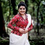 Sarayu Mohan Instagram – വെണ്മയിൻ വർണങ്ങൾ!

Click:@appukrishphotography
Costume, styling and MUA :@abilashchicku 
Location:@cherpulassery
Thanks to:@kurumappally Cherpulassery