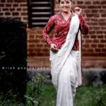 Sarayu Mohan Instagram - വെണ്മയിൻ വർണങ്ങൾ! Click:@appukrishphotography Costume, styling and MUA :@abilashchicku Location:@cherpulassery Thanks to:@kurumappally Cherpulassery