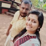 Sarayu Mohan Instagram - വർഷങ്ങൾ കഴിയുംതോറും നിന്നോടുള്ള പ്രണയത്തിന്റെ തീവ്രത കൂടുന്നത് അതിലുമേറെ ഞാൻ നിന്നിലെ സുഹൃത്തിനെ സ്നേഹിക്കുന്നത് കൊണ്ടാണ്.... ജീവിതം സ്വപ്നം പോൽ സുന്ദരമാക്കിയ എൻ്റെ ബെസ്റ്റ് ഫ്രണ്ടിന്, അന്തർമുഖത്തിന്റെ ആദ്യതലത്തിനപ്പുറം അടുപ്പമുള്ള കൂടിച്ചേരലുകളിലെ അലമ്പന്, സിനിമാപ്രാന്തന്, കലൂർക്ക് പോയ എന്നേം കൊണ്ട് വാ ഊട്ടിക്ക് പോകാം ന്നും പറഞ്ഞ് നിന്ന നിൽപ്പിൽ വണ്ടി വിട്ട യാത്രാകിറുക്കന്, ഒരായിരം ജന്മദിനാശംസകൾ... കൂടുതൽ യാത്രകളിലേക്ക്,ഇഷ്ടങ്ങളിലേക്ക് നീങ്ങട്ടെ ഈ വർഷം.... പിറന്നാൾ ഉമ്മകൾ.....