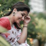 Sarayu Mohan Instagram – മിഴി നട്ട് കാത്തിരുന്നീ മലരിതളിൻ കൂടെ♥️

Saree love#casual#happiness#kochi#
@dy___bbuk 
@chakitha_designs