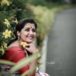 Sarayu Mohan Instagram - മിഴി നട്ട് കാത്തിരുന്നീ മലരിതളിൻ കൂടെ♥️ Saree love#casual#happiness#kochi# @dy___bbuk @chakitha_designs
