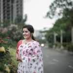 Sarayu Mohan Instagram - മിഴി നട്ട് കാത്തിരുന്നീ മലരിതളിൻ കൂടെ♥️ Saree love#casual#happiness#kochi# @dy___bbuk @chakitha_designs