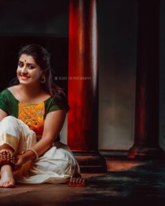 Sarayu Mohan Instagram - ആടാൻ മറന്ന ഞാനും താളം മറക്കാത്ത ചിലങ്കകളും♥️ Costume#Ash creations @blacktie_photography styling:@ashcreationz MUA:@shreedevremosh Thanks to dear most @savitha_tony Thirumittacode